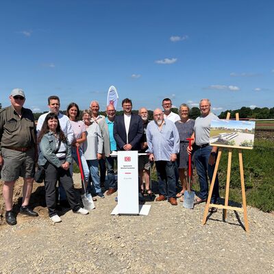 Bild vergr&ouml;&szlig;ern: Rat der Gemeinde Isenbüttel beim Spatenstich des Haltepunktes Isenbüttel