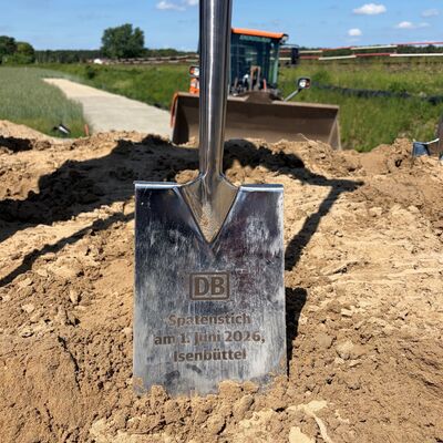 Gravierter Spaten zum Spatenstich des Neubaus Haltepunkt Isenbüttel